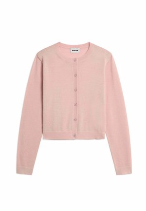 Hellrosa, langärmeliges, kurzes Strickjacke mit rundem Ausschnitt und sechs Knöpfen vorne, flach auf weißem Hintergrund präsentiert.