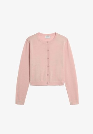 Hellrosa, langärmeliges, kurzes Strickjacke mit rundem Ausschnitt und sechs Knöpfen vorne, flach auf weißem Hintergrund präsentiert.