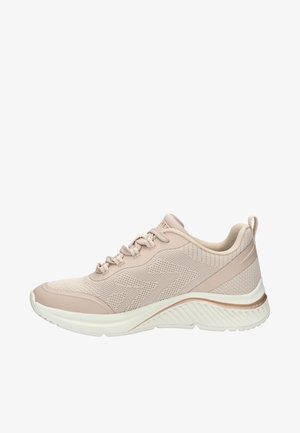 Lichtroze sportschoenen van mesh stof, met een gevoerde zool en een gestructureerde accent op de zijkant. Beschikt over een ronde neus en vetersluiting.