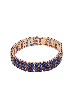 Goudkleurige armband met blauwe edelstenen in een flexibele ontwerp en een veilige sluiting. De stenen zijn in een ovale vorm geslepen en in rijen gerangschikt.