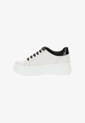 Witte plateau sneakers met zwarte laklederen accenten, gestructureerde zwarte veters en gouden oogjes. Heeft een bovenwerk van glad leer en een dikke zool.
