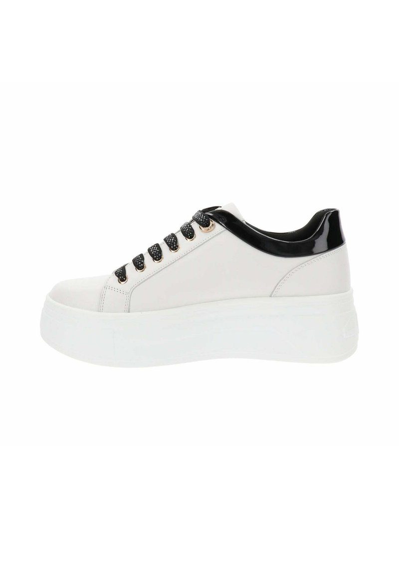 Zapatillas deportivas blancas con acentos de cuero sintético negro, cordones texturizados en negro y ojales dorados. Presenta una parte superior de cuero suave y una suela gruesa.