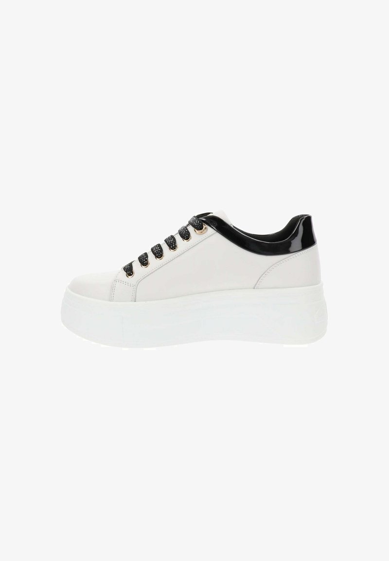 Zapatillas deportivas blancas con acentos de cuero sintético negro, cordones texturizados en negro y ojales dorados. Presenta una parte superior de cuero suave y una suela gruesa.