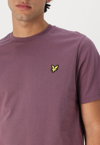 Lyle & Scott Paprasti marškinėliai - highland mauve