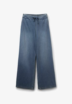 Pantalones de mezclilla azul de pierna ancha con cintura elástica y cordón frontal, detalles de costuras rectas y sin bolsillos visibles.