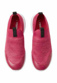 Scarpe slip-on in maglia rosa con suole bianche, caratterizzate da una tomaia testurizzata e linguette nere sul retro. Design semplice e snodato.