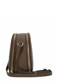 Borsa a tracolla in pelle marrone con texture, dotata di due scomparti con zip, hardware dorato e tracolla rimovibile. Vista laterale mostrata.