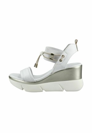 Sandalo con zeppa bianca con plateau argento, punta aperta, cinturino alla caviglia regolabile con cordoncino e chiusura a scatto, e suola imbottita bianca.