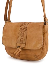 Sac en cuir tanné en bandoulière avec des détails tressés sur le rabat, présentant une texture lisse et une sangle ajustable. La fermeture comprend un accent en glands.