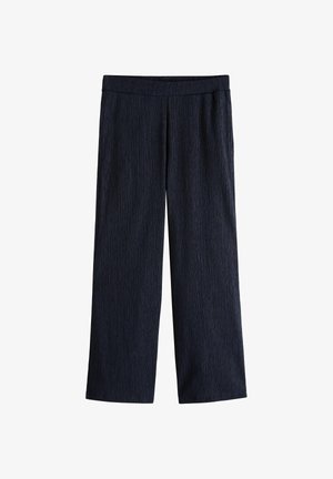 Tengerészkék, bőszárú nadrág texturált anyagból, gumis derékrésszel, fehér háttér előtt bemutatva.