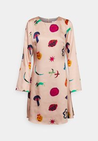 Saténové šaty s dlouhými rukávy, základ v jemně růžové barvě, s barevnými, abstraktn�ími vzory ovoce, listů a tvarů po celém povrchu. Kulatý výstřih.