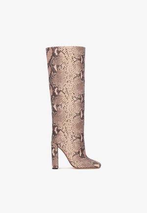 Stivali al ginocchio in stampa pitone rosa e marrone con punta quadrata e tacco spesso. Tessuto liscio con altezza a metà polpaccio.