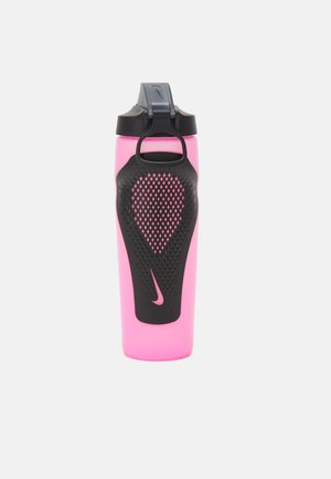 Sticlă de apă roz cu un grip texturat negru și capac. Dispune de un mâner pentru transport ușor și de un logo Nike pe lateral.