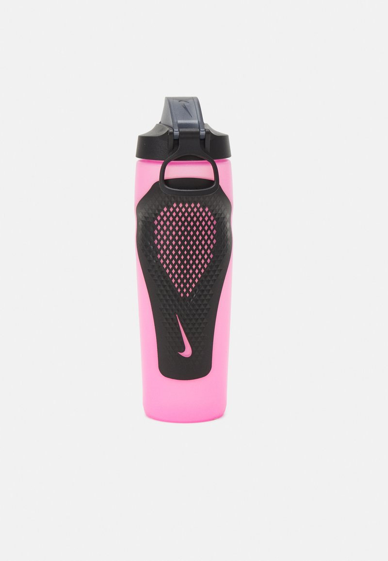 Ružová fľaša na vodu s čiernym textúrovaným gripom a uzáverom. Obsahuje uchopenie pre jednoduché prenášanie a logo Nike po boku.