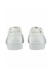 Weiße Sneaker mit einem glatten Lederobermaterial, rundem Zehenbereich, flacher Sohle und goldfarbenem "REPLAY"-Logo auf der Ferse. Einfaches Design, minimalistische Akzente.