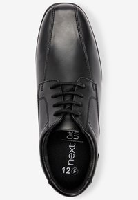 Chaussure noire en cuir avec une finition lisse, design à lacets, couture renforcée et semelle intérieure rembourrée. Taille marquée comme 12 F sur la semelle intérieure.