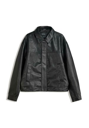 Veste en cuir noir avec un col, deux poches avant et une texture lisse. Présente une coupe droite et un design minimaliste.