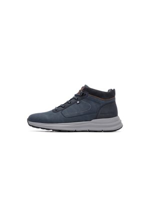 Zapatillas de media caña azul oscuro con una textura suave, suela gris y acentos marrones. Presentan un diseño de cordones y un collar acolchado para mayor comodidad.