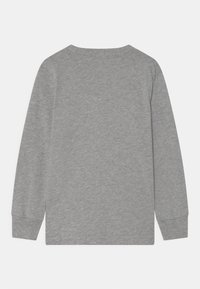 Solidna jasnoszara koszula z długim rękawem, z prążkowanymi mankietami i okrągłym dekoltem, pokazana od tyłu na białym tle.