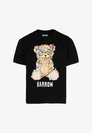 Czarna koszulka z kolorowym misiem wykonanym z cukierków i guzików, z przeszywanymi oczami oraz napisem "BARROW" pod misiem.