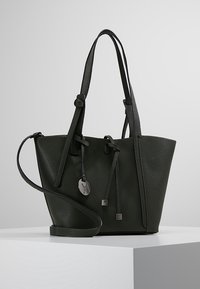 Borsa a tote in pelle verde texture con due manici corti, una tracolla removibile e dettagli decorativi con cordoncino. Inclusi dettagli in metallo.