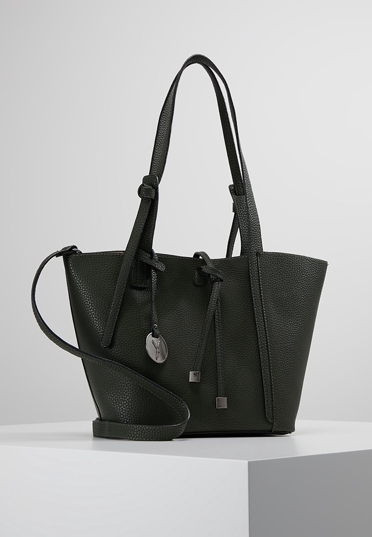 Borsa a tote in pelle verde texture con due manici corti, una tracolla removibile e dettagli decorativi con cordoncino. Inclusi dettagli in metallo.