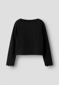 Svart crop-top med lange ermer og bølget blondekant på mansjetter og hals, vist mot en nøytral bakgrunn.