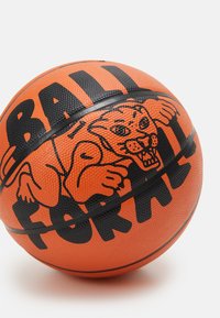 Balón de baloncesto naranja con superficie texturizada, que presenta un diseño impreso en negro de una pantera y la frase "BALÓN PARA TODOS". Forma redonda, material duradero.