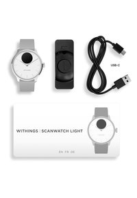 Orologio intelligente bianco con quadrante rotondo e cinturino in silicone grigio, accompagnato da una dock di ricarica nera, cavo USB-C e scheda di istruzioni.