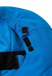 Tessuto di giacca impermeabile blu con chiusure in velcro nere. Presenta una texture liscia e una tasca con zip all'interno.