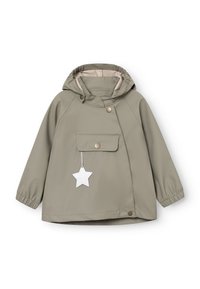 Helle olivgrüne wasserdichte Jacke mit Kapuze, ausgestattet mit einer Vorderasche mit einem Druckknopf und einem sternförmigen Anhänger, der an einem Band hängt.