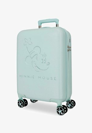 Maleta rígida azul claro con la cara en relieve de Minnie Mouse y texto, cuatro ruedas giratorias dobles y un asa telescópica.
