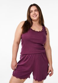 Set di abbigliamento da loungewear viola composto da un top senza maniche con scollatura a ondina e pantaloni corti coordinati con bordo in pizzo. Tessuto morbido e a coste.
