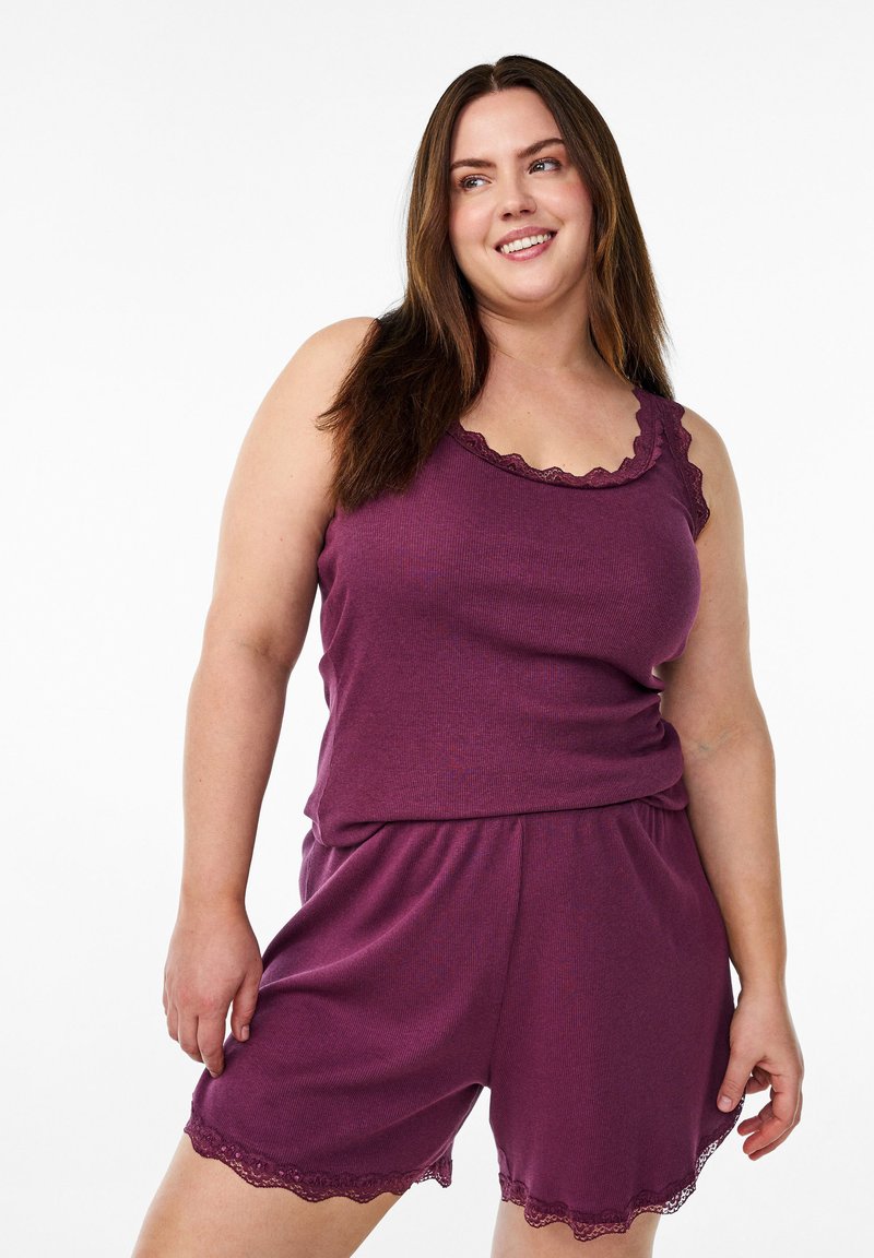 Set di abbigliamento da loungewear viola composto da un top senza maniche con scollatura a ondina e pantaloni corti coordinati con bordo in pizzo. Tessuto morbido e a coste.