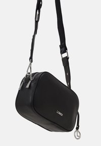 Borsa a tracolla nera in pelle testurizzata, con hardware in argento, chiusura a doppia cerniera e tracolla regolabile. Dettaglio del logo interessante.