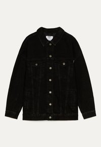 Chaqueta de mezclilla negra con cuello, cierre frontal de botones, dos bolsillos en el pecho con solapas y bolsillos laterales con abertura. Corte relajado, mangas largas.