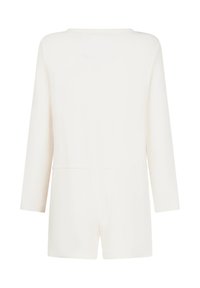 Mono blanco con mangas largas y una silueta recta. Presenta una textura suave y un detalle de costura frontal a la altura de la cintura.