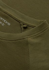 Olivgrünes T-Shirt mit einem strukturierten, gewebten Muster am Kragen und glattem Stoff an den Ärmeln. Verfügt über ein verstärktes Ausschnittdetail.