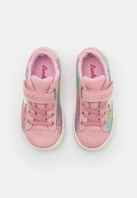 Sneakers rosa con una toma in suede e accenti di glitter colorati. Presentano lacci, una striscia in velcro e una suola in gomma.