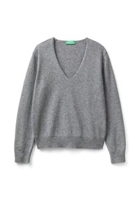 Szary, długi sweter z dekoltem w serek i ściągaczami przy mankietach i u dołu, leżący płasko, z zieloną metką przy dekolcie.