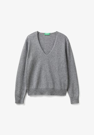 Pull gris à manches longues en V avec des poignets et un ourlet côtelés, posé à plat, arborant une étiquette verte au col.