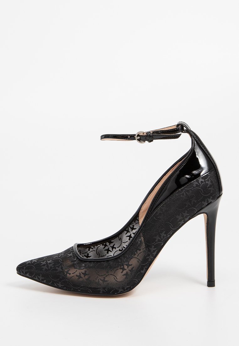 Scarpa nera con tacco alto e punta affilata, caratterizzata da una tomaia in pizzo testurizzato, dettagli in vernice lucida e un delicato cinturino alla caviglia.