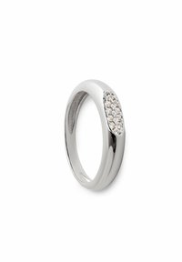 Anillo de plata pulida con una banda curvada y una sección de cristales transparentes incrustados, creando un brillo sutil contra la superficie lisa.
