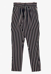 Granatowe, dopasowane spodnie z pionowymi białymi i czerwonymi paskami, wysoki stan, szlufki na pasek i zwężane nogawki.