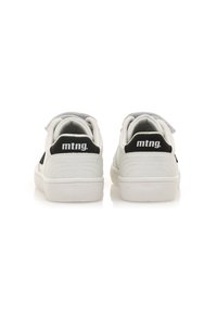 Zapatillas blancas con parte superior texturizada similar al cuero, detalles negros en el talón y correas de Velcro seguras en la parte trasera.