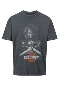 Grafisches T-Shirt in Dunkelgrau mit einem Design einer Puppe mit wildem Haar und einem Scherenspielzeug. Der Text lautet "CHILD'S PLAY 2" in Orange.