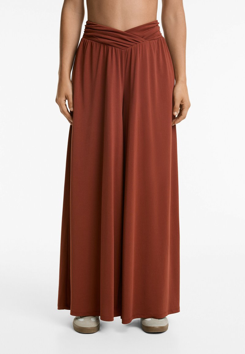 OYSHO - SOFT TOUCH EXTRA WIDE FLOATY V-CUT WAIST - Nohavice - dark red, Zväčšiť