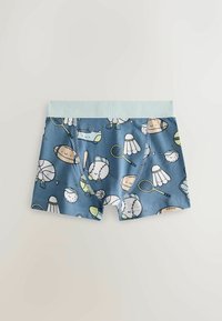 Boxers pour enfants bleus avec une ceinture claire bleue, arborant des illustrations de matériel de sport cartoon, y compris des balles, des volants, des raquettes et des chaussures.