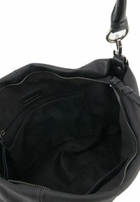 Borsa a mano nera in pelle con una texture morbida, dotata di una tasca con zip e un interno spazioso. Include una tracolla removibile e dettagli in metallo argentato.