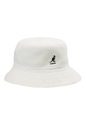 Weißer Frottee-Bucket-Hut mit flachem Schirm und schwarzem Kangol-Logo auf der Vorderseite. Mit weichem, strukturiertem Stoff und runder Silhouette.